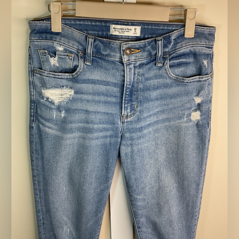Abercrombie & Fitch Light Blue Distressed Cropped Jeans 28 / 6 Short
